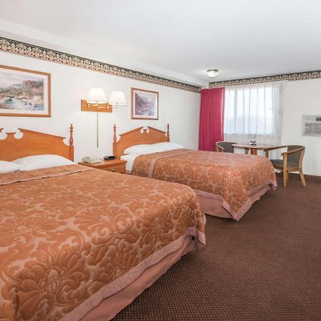 Super 8 by Wyndham Laramie Hotel Bagian luar foto