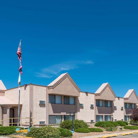Super 8 by Wyndham Laramie Hotel Bagian luar foto