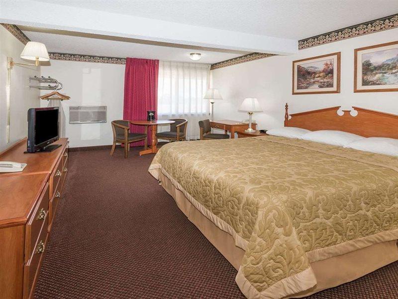 Super 8 by Wyndham Laramie Hotel Bagian luar foto