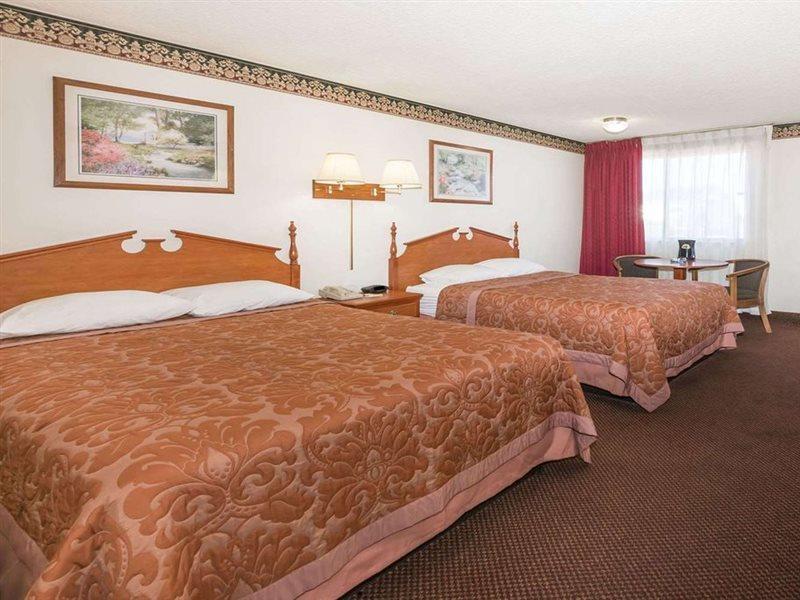 Super 8 by Wyndham Laramie Hotel Bagian luar foto
