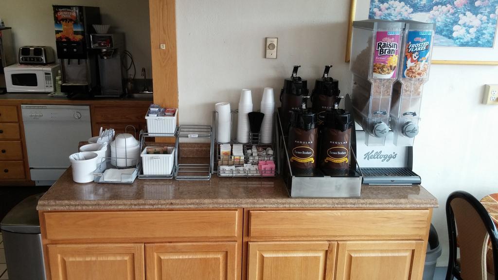 Super 8 by Wyndham Laramie Hotel Bagian luar foto