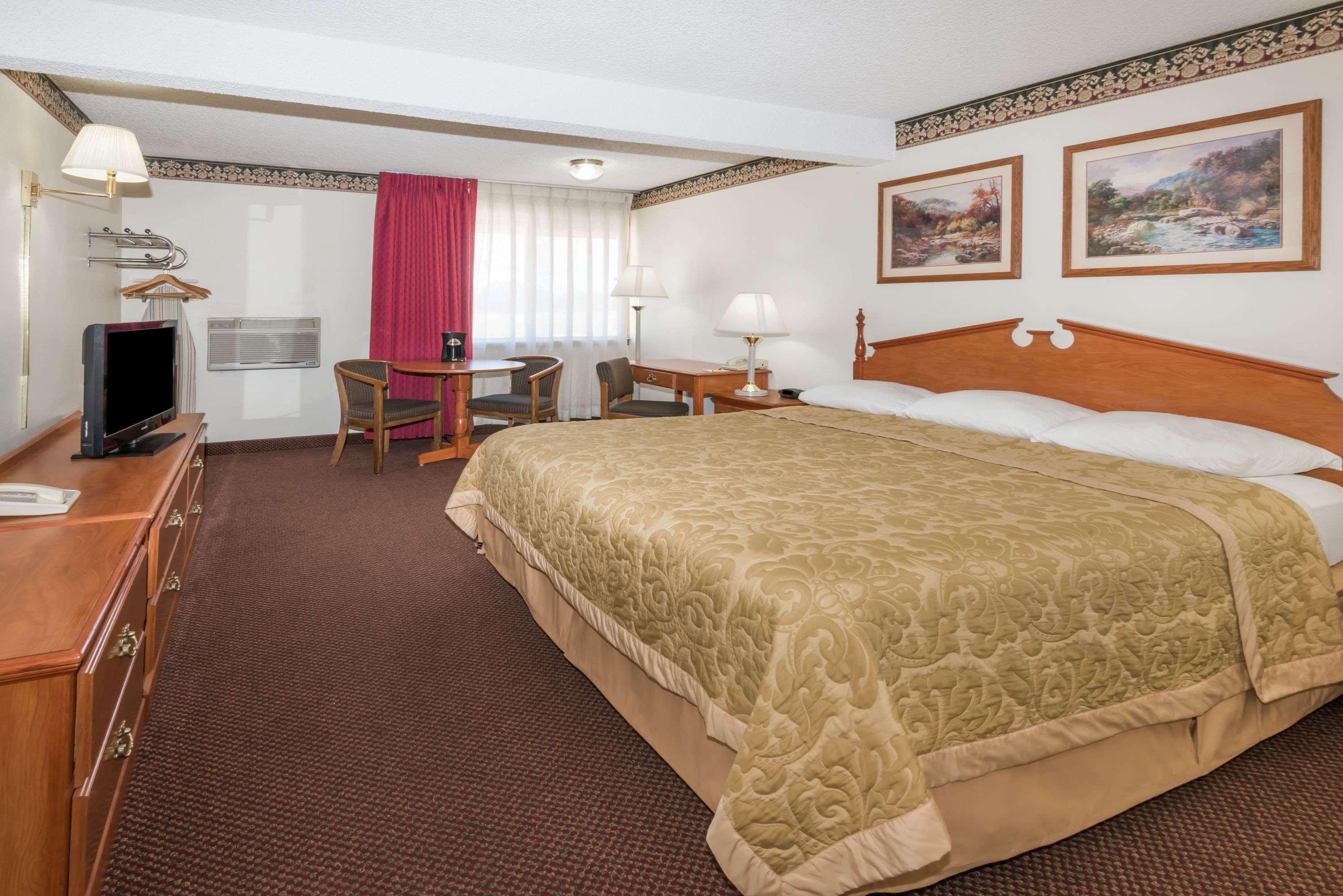 Super 8 by Wyndham Laramie Hotel Bagian luar foto