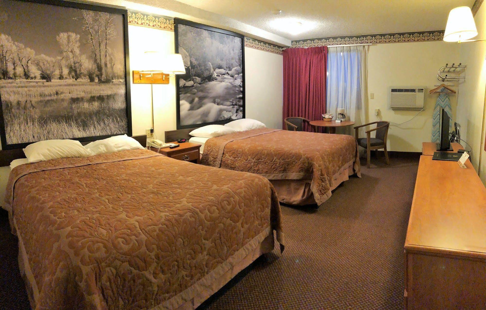 Super 8 by Wyndham Laramie Hotel Bagian luar foto